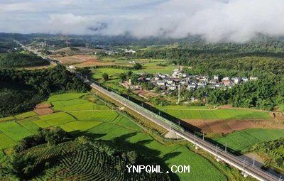 中老鐵路跨越山河、聯(lián)結(jié)友誼，配齊物流，共同發(fā)展